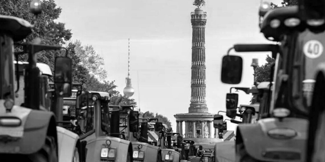 Çiftçiler traktörlerini Berlin ve büyük kentlere sürdü