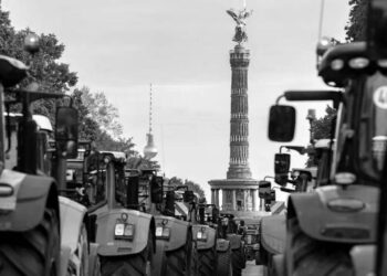 Çiftçiler traktörlerini Berlin ve büyük kentlere sürdü