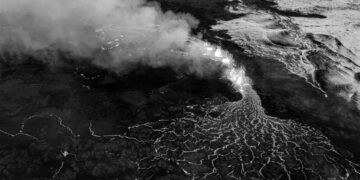 İzlanda’da Grindavik yakınlarında volkanik patlama