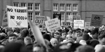 Kızgın çiftçiler bu kez Galler Parlamentosu’nun önünde: İklim inkarcılarının eli güçleniyor