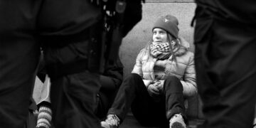 Thunberg’in de aralarında olduğu iklim aktivistleri, İsveç Parlamentosu’nun önünden zorla uzaklaştırıldı