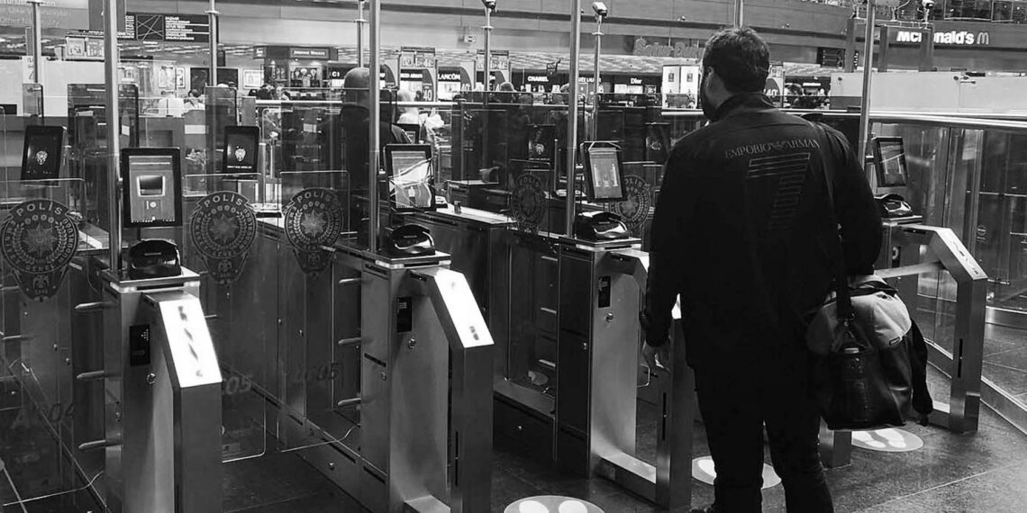 150 ülkeden 100 bin kişinin Türkiye’ye girişi Erdoğan’ı eleştirdikleri için yasaklandı