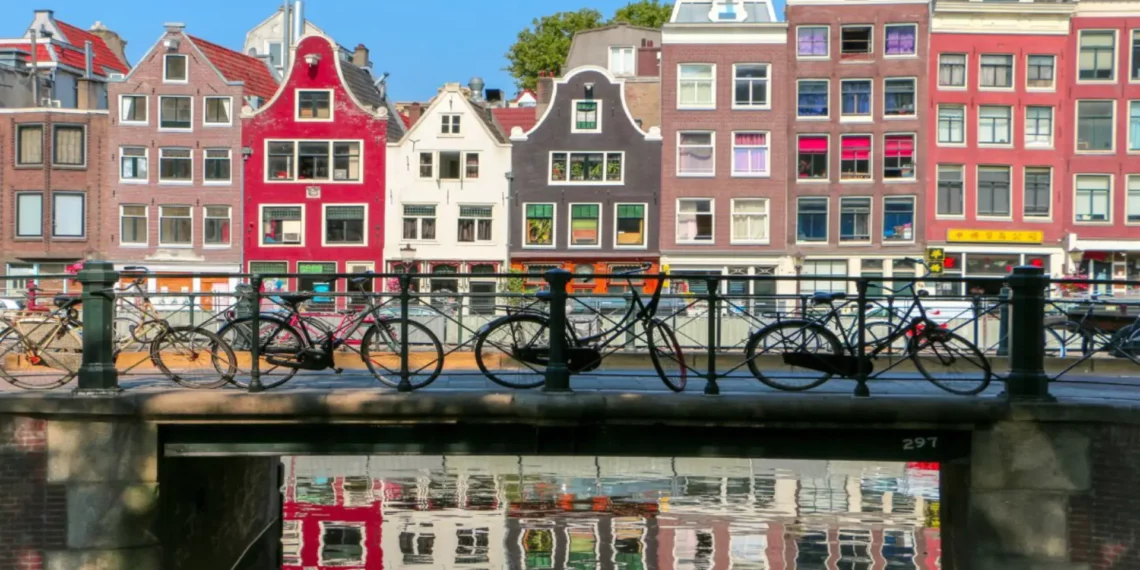 Turizmden yorulan şehir Amsterdam: Yeni otel açılmasına izin verilmeyecek