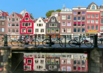 Turizmden yorulan şehir Amsterdam: Yeni otel açılmasına izin verilmeyecek