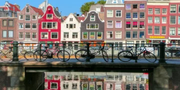 Turizmden yorulan şehir Amsterdam: Yeni otel açılmasına izin verilmeyecek