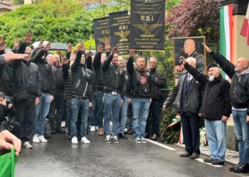 İtalya’da onlarca kişi Mussolini’yi anmak için toplandı, Nazi selamı verdi