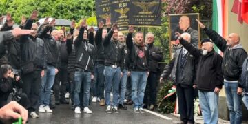 İtalya’da onlarca kişi Mussolini’yi anmak için toplandı, Nazi selamı verdi