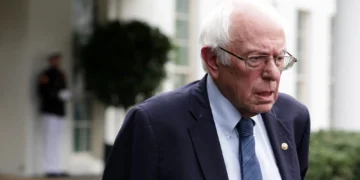 Sanders: Çocukları kasten aç bırakan bir hükümete neden 10 milyar dolar verelim?