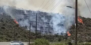 Alevler bir yamaçtan öbürüne atladı