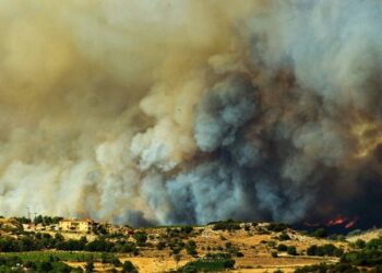 Baf’taki yangını söndürme çalışmaları havadan sürüyor