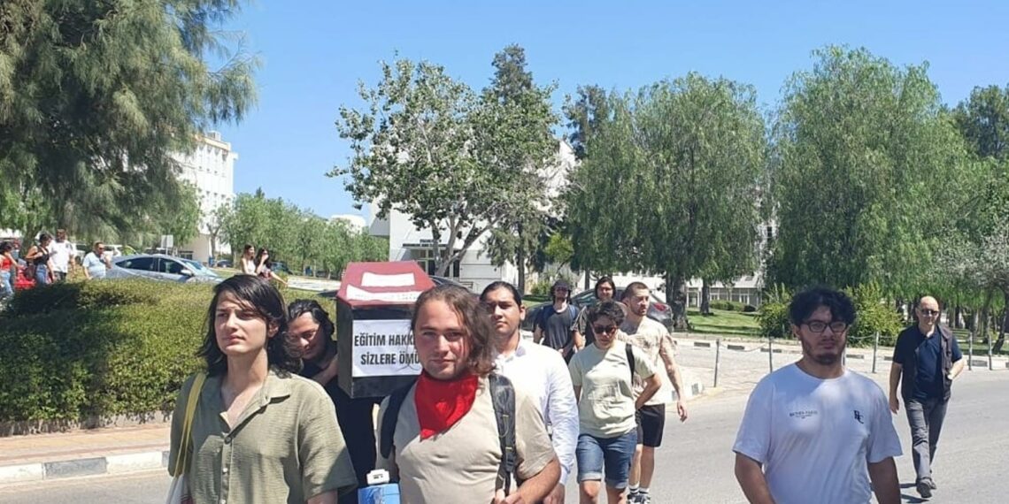 DAÜ’lü öğrenciler rektörlük binasına tabut bıraktı