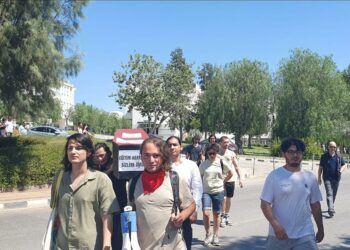 DAÜ’lü öğrenciler rektörlük binasına tabut bıraktı
