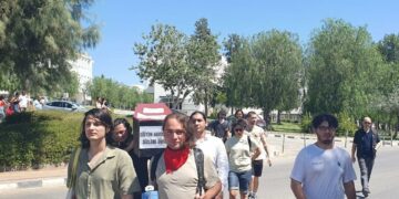 DAÜ’lü öğrenciler rektörlük binasına tabut bıraktı