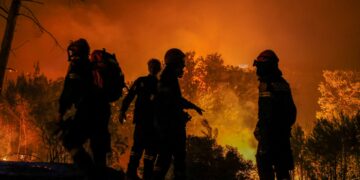 Atina yakınındaki yangın ‘yıldırım hızıyla’ yayıldı, alevler 25 metreye yükseldi