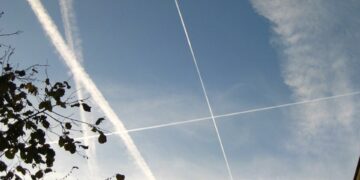 AB’den yeni iklim kuralları: Havayolları uçakların buhar izlerini izlemek zorunda