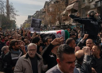 ‘Hepsini bulana kadar durmayacağız’: Suriye ölülerini gömerken sevinç yerini kedere bırakıyor
