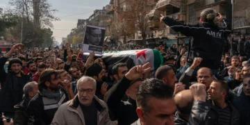 ‘Hepsini bulana kadar durmayacağız’: Suriye ölülerini gömerken sevinç yerini kedere bırakıyor