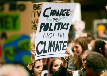 Luisa Neubauer: İklim Eylemi ve Sağcı Politikalar Üzerine Uyarı