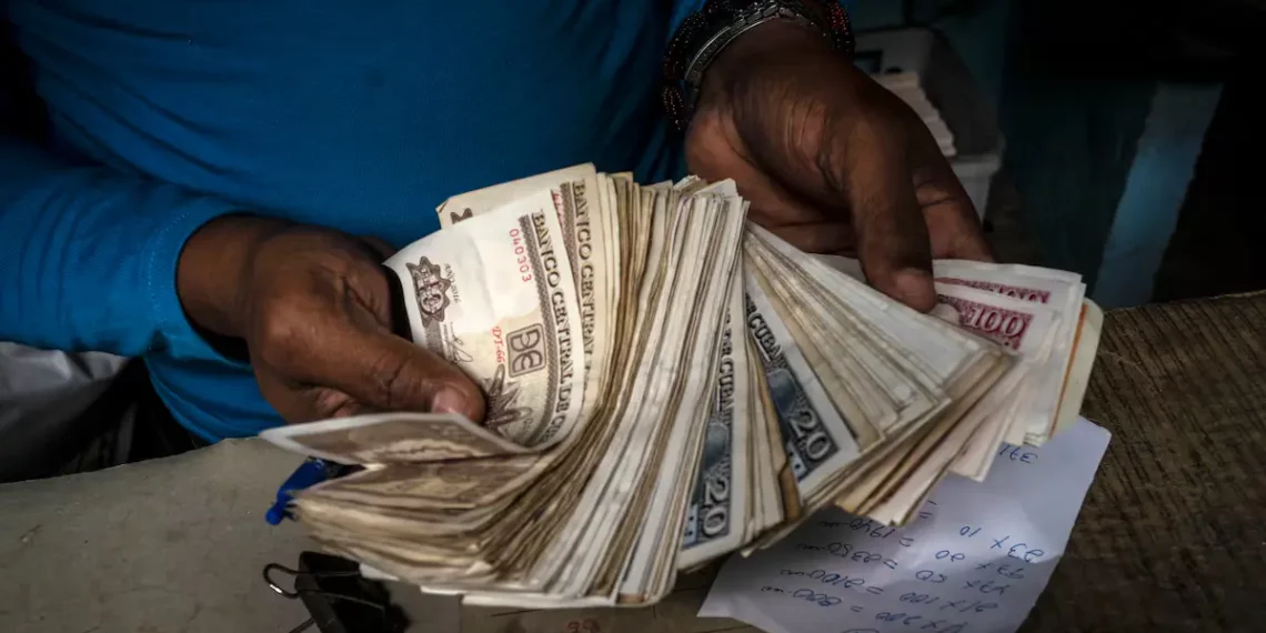 Doların Küba’ya Dönüşü: Uzun Bir El Sürgündekilerin Cebine Dalıyor | Carla Gloria Colomé | EL PAÍS 