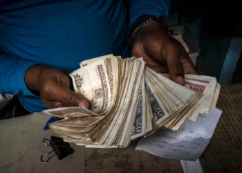 Doların Küba’ya Dönüşü: Uzun Bir El Sürgündekilerin Cebine Dalıyor | Carla Gloria Colomé | EL PAÍS 