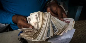 Doların Küba’ya Dönüşü: Uzun Bir El Sürgündekilerin Cebine Dalıyor | Carla Gloria Colomé | EL PAÍS 