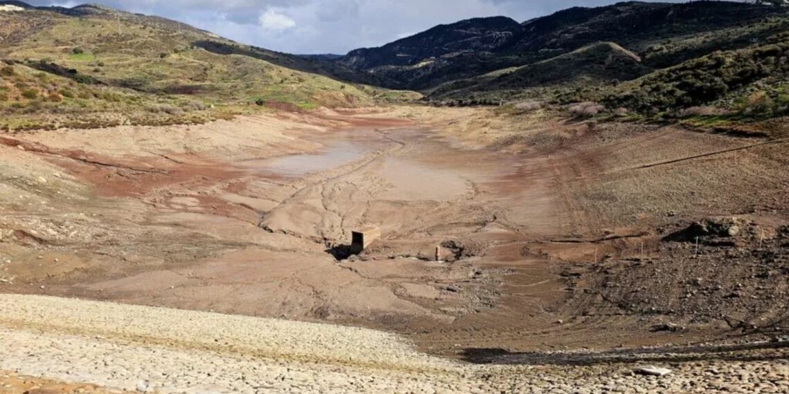 Baf’ın Mavrokolimbos barajı tamamen boşaltıldı