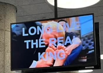 ABD’de Bakanlığın TV’leri Hacklendi: Trump, Musk’ın Ayaklarını Öptü