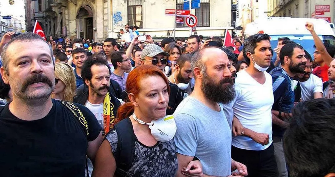 Türkiye’de Sanatçılar Halit Ergenç ve Rıza Kocaoğlu’nun Hapsi İstendi