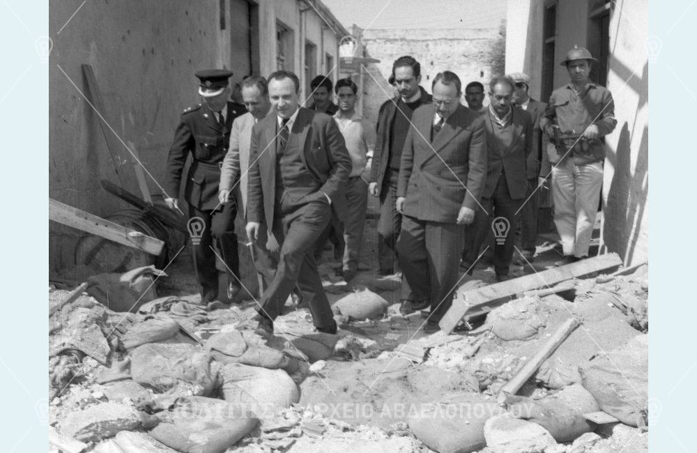 1963’teki çatışmaların ardından Yeşil Hat boyunca yapılan bir inceleme gezisi. Ön planda Meclis Başkanı Glafkos Klerides. (Fotoğraf: Politis – Avdelopoulos Arşivi)